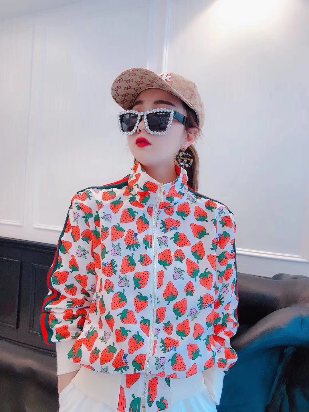 gucci 甜美少女风草莓印花棒球服 立领防晒防风外套